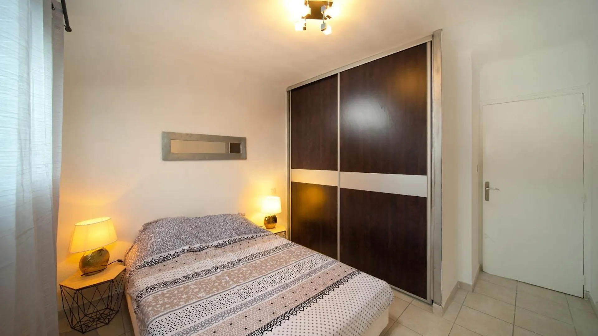 Apartment Appartement Tout Equipe 6 A 8 Couchages Avec Terrasse Et Parking Marseilles